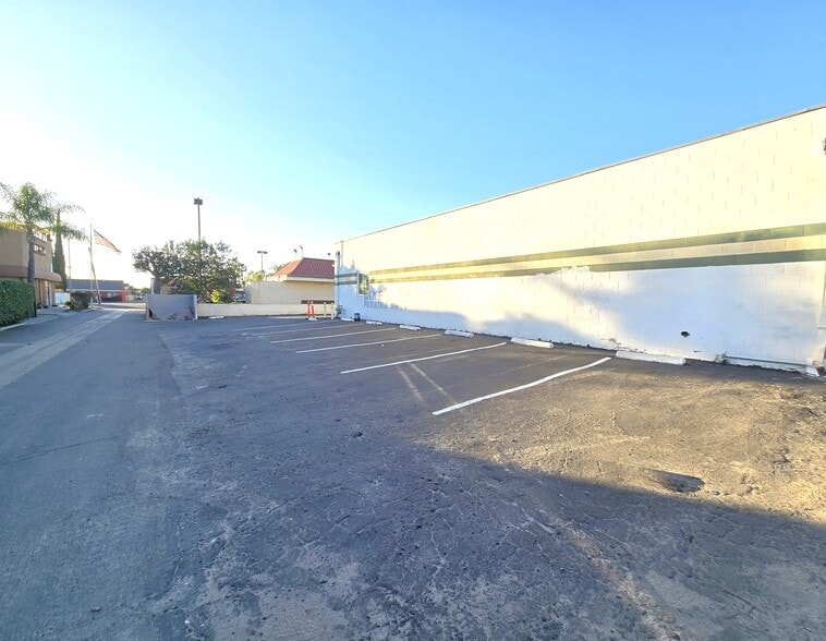 More Photos Of 5530 Lincoln Ave, Cypress Freestanding For Lease