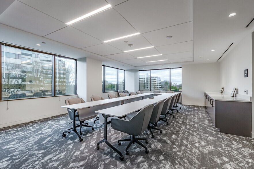 More Photos Of 8100 Boone Blvd, Vienna Medical For Lease