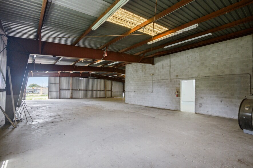 More Photos Of 4107 Port Lavaca Dr, Victoria Showroom For Sale