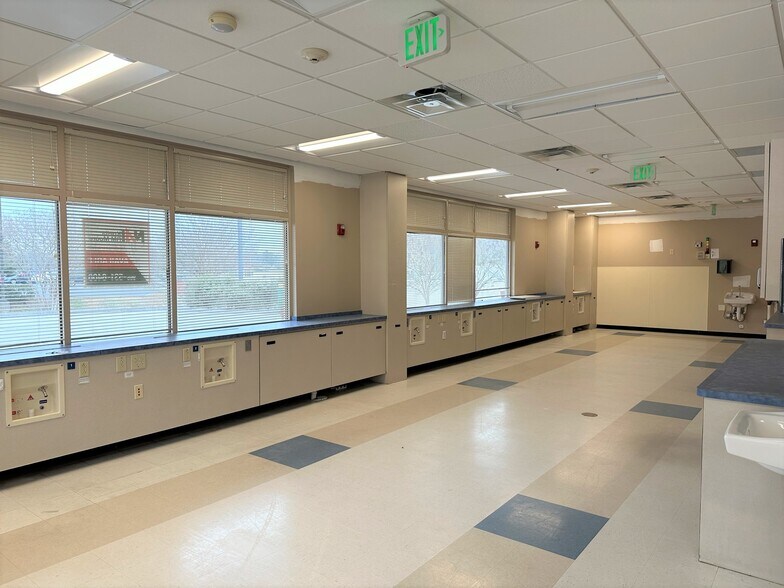More Photos Of 9137-9141 Cross Park Dr, Knoxville Storefront Retail Office For Lease