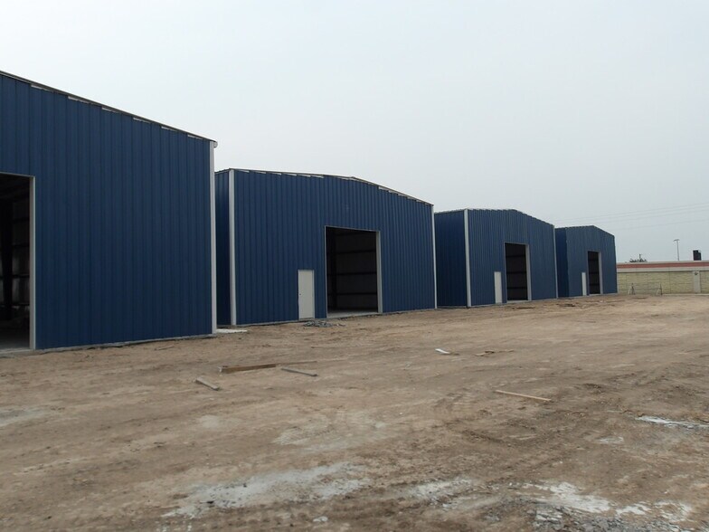 More Photos Of 1950 Expressway 83, Mercedes Warehouse For Lease