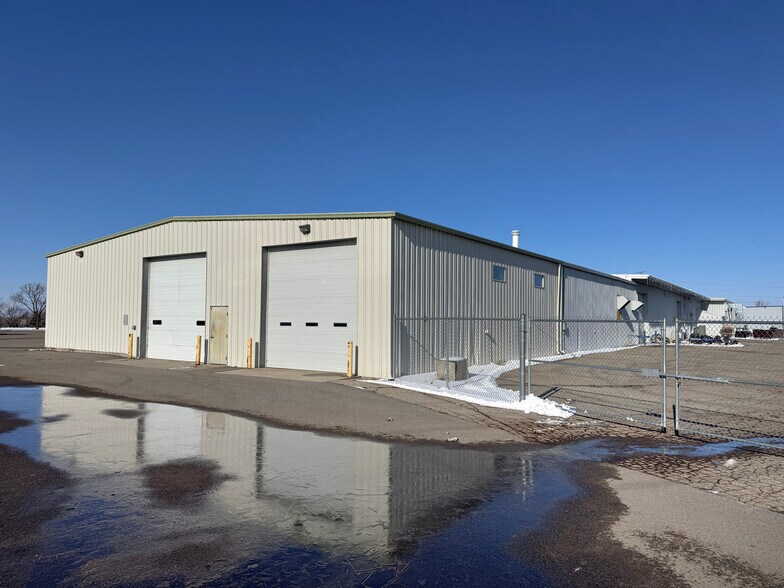 Primary Photo Of 712 Frontier Dr, Fergus Falls Service For Lease