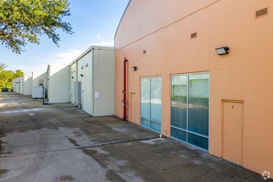 More Photos Of 1901 Brantley Rd, Fort Myers Unknown For Lease