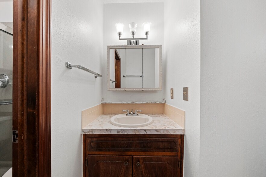 More Photos Of 523 W Country Club Rd, Chickasha Office Residential For Sale