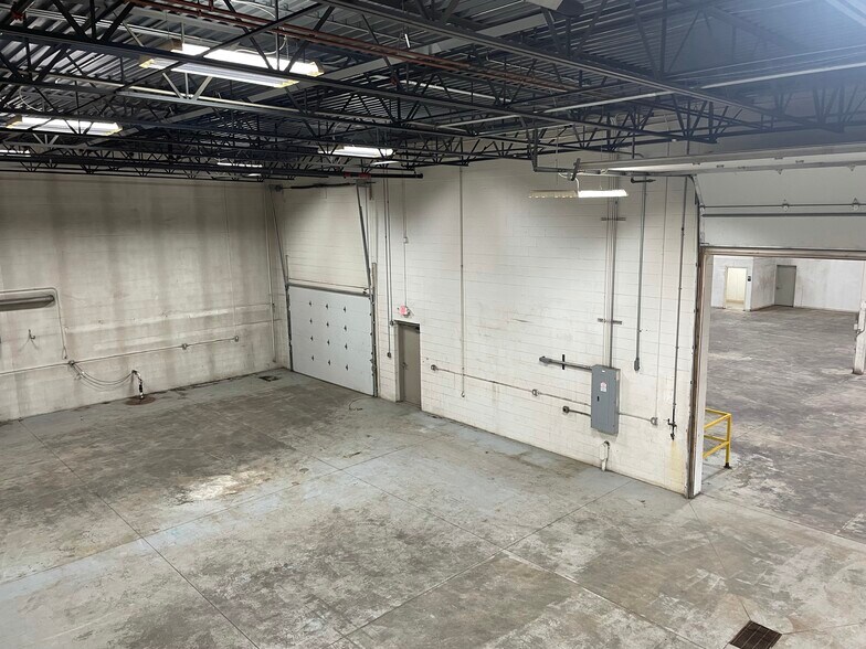 More Photos Of 6805 20th Ave S, Centerville Manufacturing For Lease