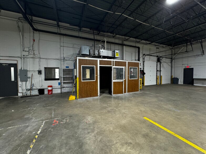 More Photos Of 10450-10452 Baur Blvd, Olivette Warehouse For Lease