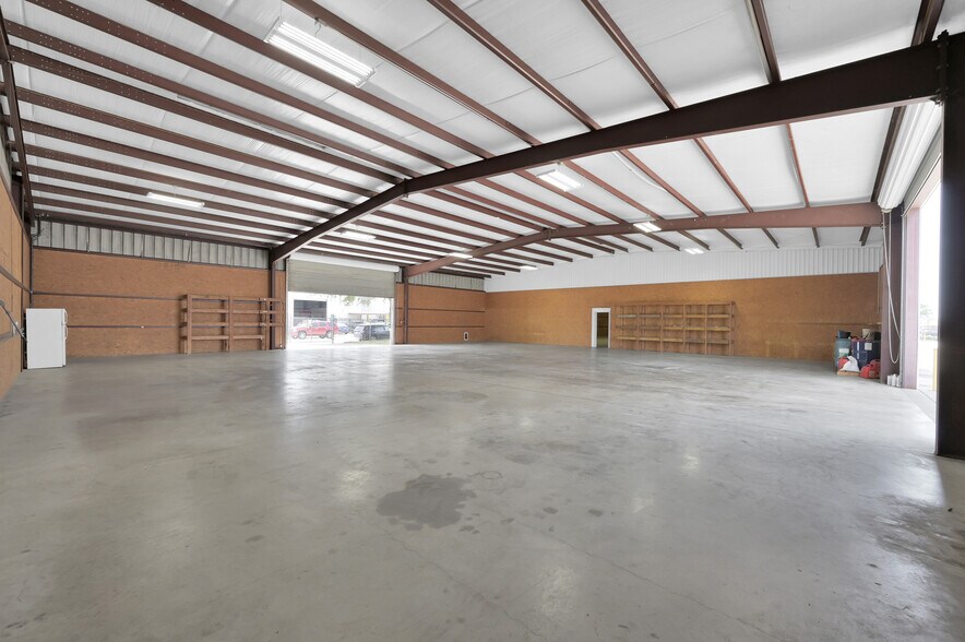 More Photos Of 11322 Neeshaw Dr, Houston Warehouse For Lease