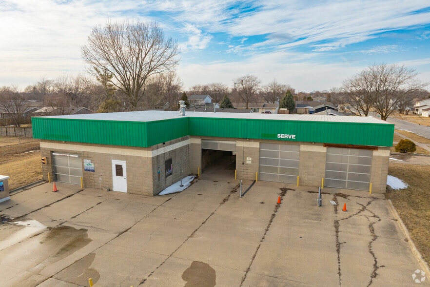 Primary Photo Of 1105 Lincoln St SE, Bondurant Carwash For Sale