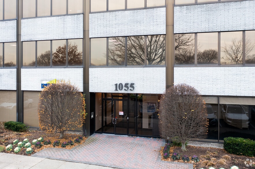 More Photos Of 1055 Franklin Ave, Garden City Office For Lease