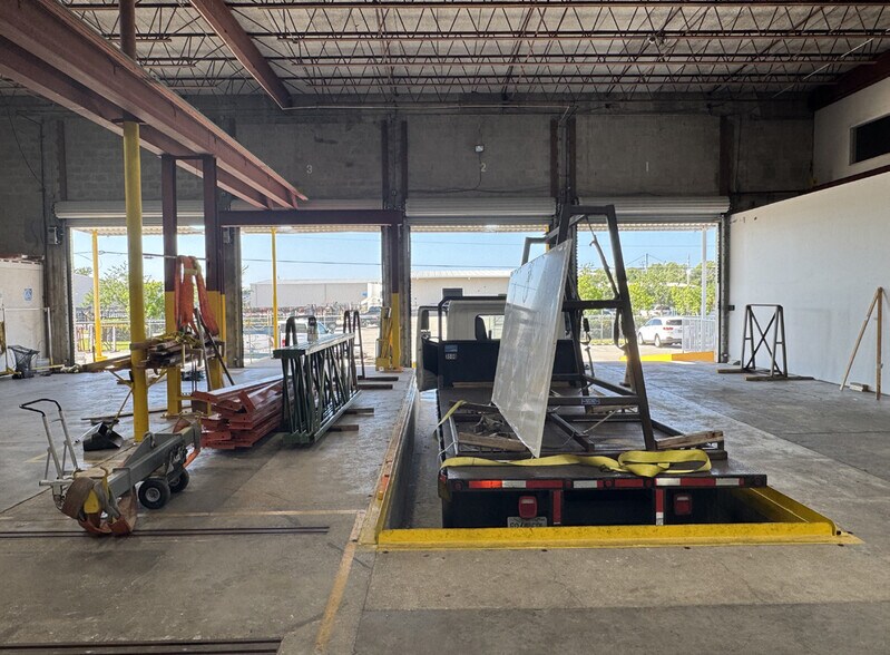 More Photos Of 3531 Old Metro Pky, Fort Myers Distribution For Lease