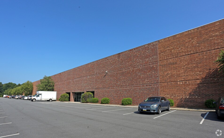 More Photos Of 6348 Burnt Poplar Rd, Greensboro Warehouse For Lease