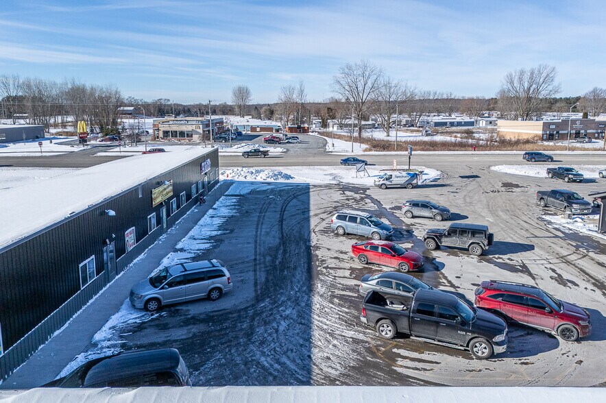 More Photos Of 1186 N Shawano St, New London General Retail For Lease
