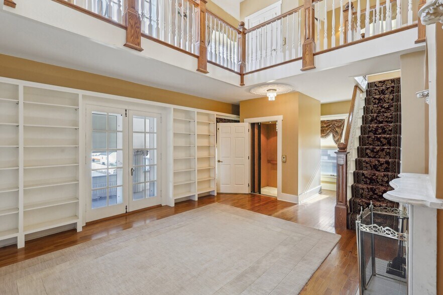 More Photos Of 118 S Walnut St, Troy Showroom For Sale