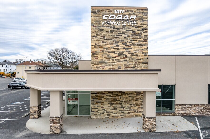 More Photos Of 1071 Edgar St, York Storefront Retail Office For Sale