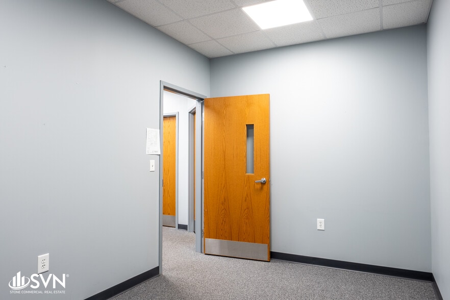 More Photos Of 1031 Lexington Rd, Georgetown Freestanding For Lease
