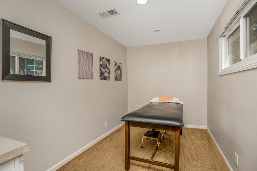 More Photos Of 22151 Clarendon St, Woodland Hills Medical For Sale
