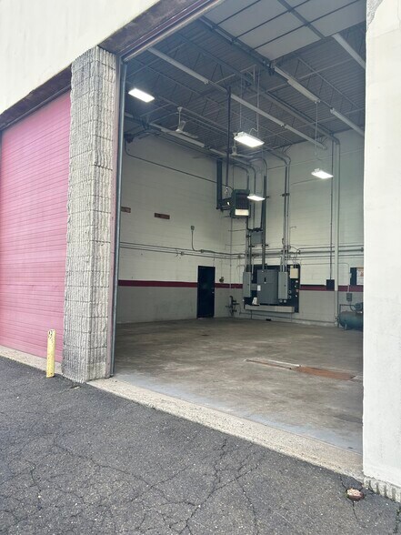 More Photos Of 590 Lordship Blvd, Stratford Warehouse For Sale