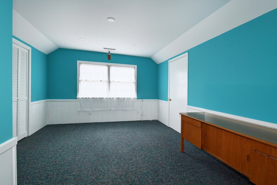 More Photos Of 1604 State St, New Albany Office For Sale