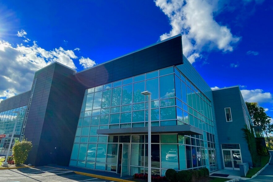 More Photos Of 600 W Putnam Ave, Greenwich Office For Lease