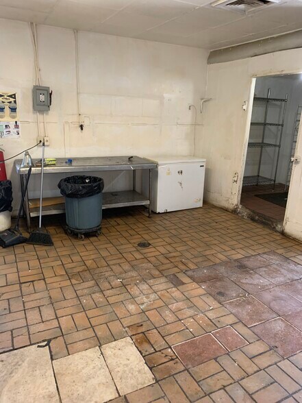 More Photos Of 2409 N Alexander Dr, Baytown General Retail For Lease