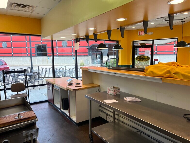 More Photos Of 1621 S 1st Ave, Iowa City Fast Food For Lease
