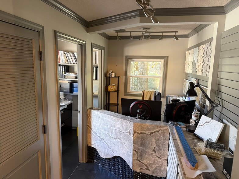 More Photos Of 2220 N 4th St, Highlands General Retail For Lease