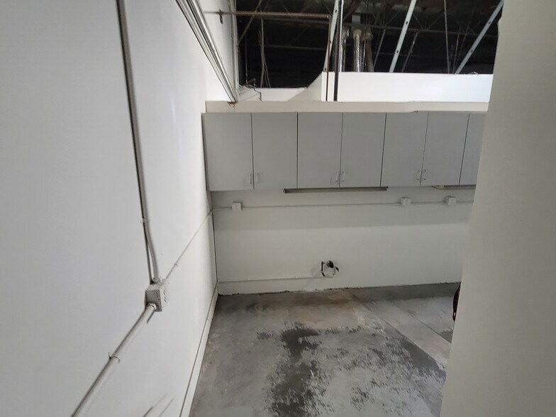 More Photos Of 800 S Rochester Ave, Ontario Warehouse For Lease