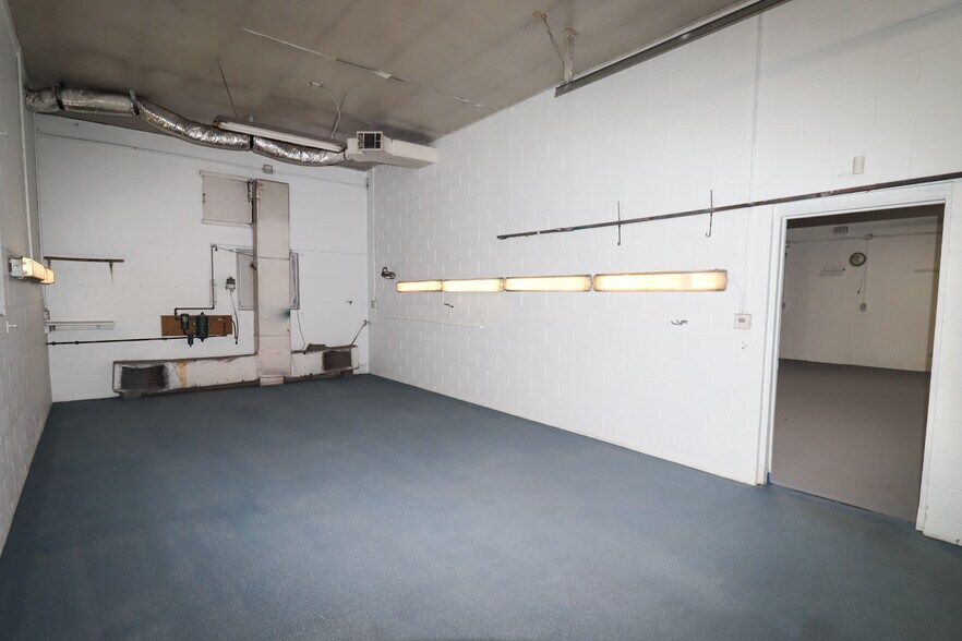 More Photos Of 2600 W Lynchburg Salem Tpke, Bedford Flex For Lease
