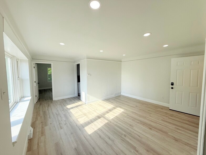 More Photos Of 5729-5731 S Beech Daly Rd, Dearborn Heights Warehouse For Sale