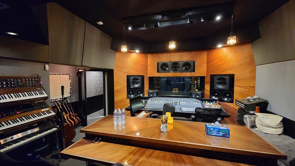 More Photos Of 3404 W Burbank Blvd, Burbank Movie Radio TVStudio For Lease