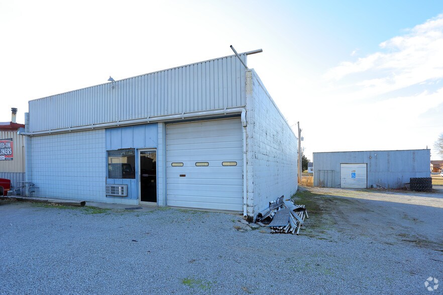 More Photos Of 131 SE Cholwell Ave, Bartlesville Warehouse For Sale