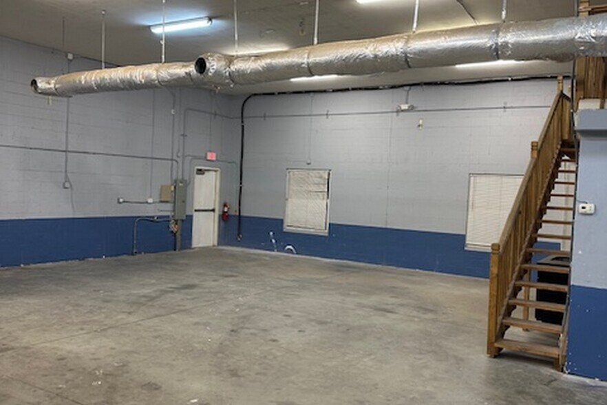 More Photos Of 3111 Skyway Cir, Melbourne Warehouse For Lease