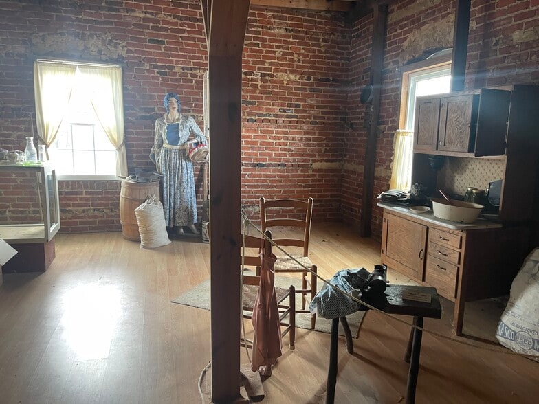 More Photos Of 306 W Main St, South Hill Flex For Lease