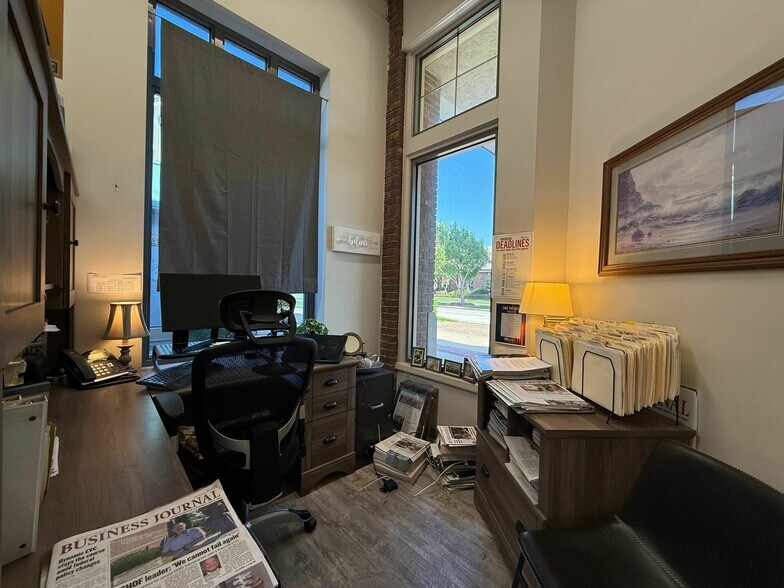 More Photos Of 2101 W Chesterfield Blvd, Springfield Office For Sale