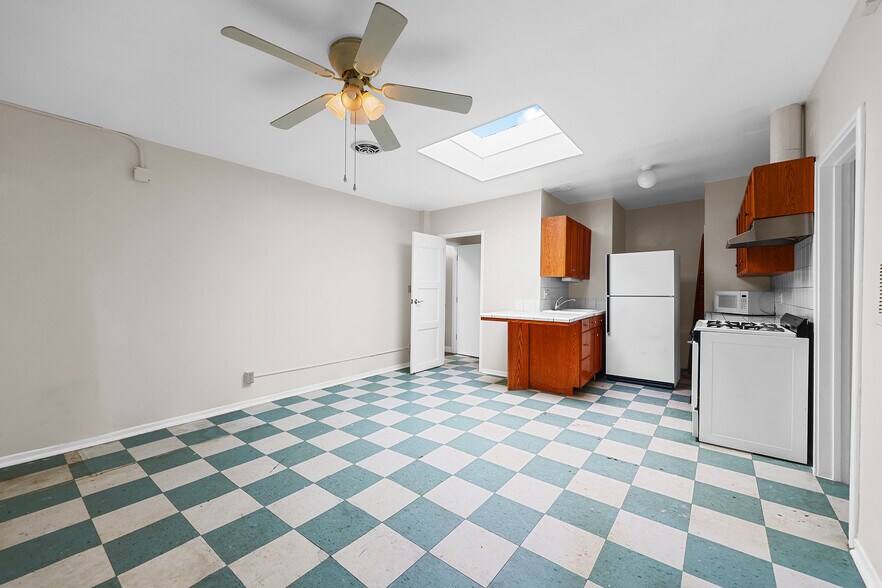 More Photos Of 5812 Venice Blvd, Los Angeles Showroom For Sale