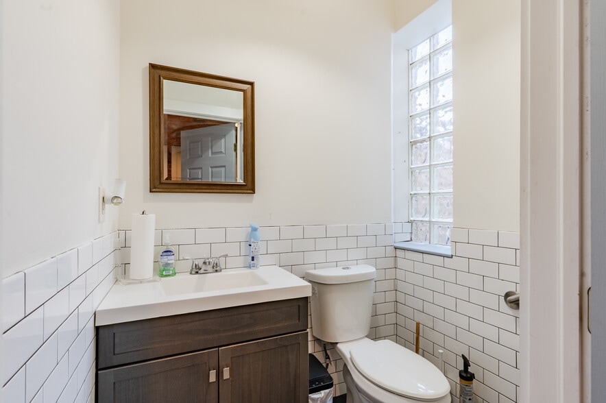 More Photos Of 319 Bainbridge St, Philadelphia Office Residential For Sale
