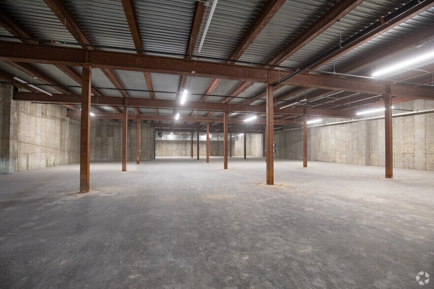 More Photos Of 8 Leecon Ct, Southampton Warehouse For Lease