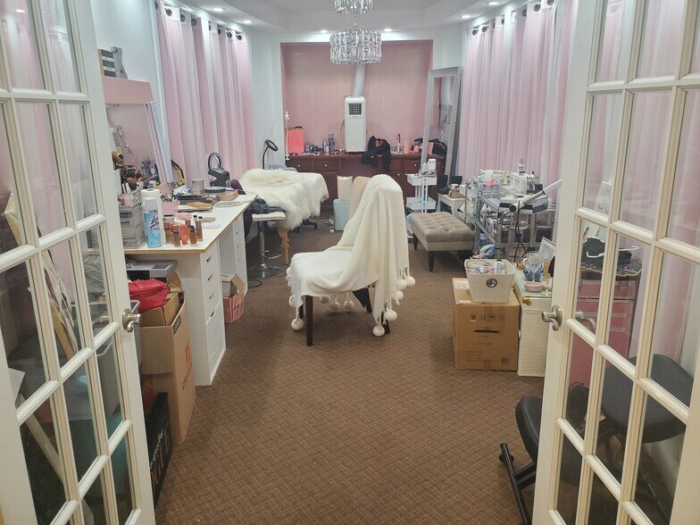 More Photos Of 2425 Hyde Park Blvd, Niagara Falls Freestanding For Lease