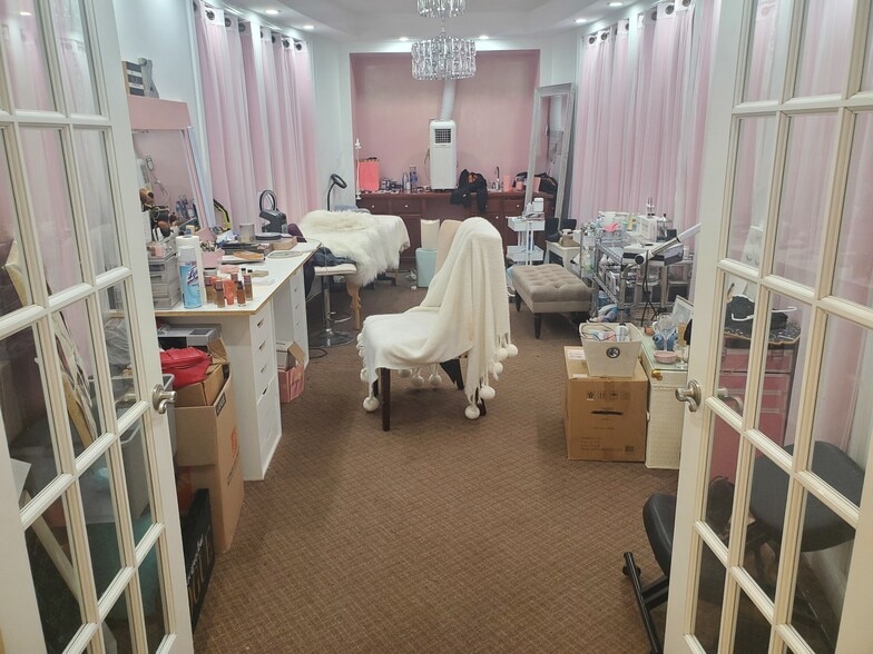 More Photos Of 2425 Hyde Park Blvd, Niagara Falls Freestanding For Lease