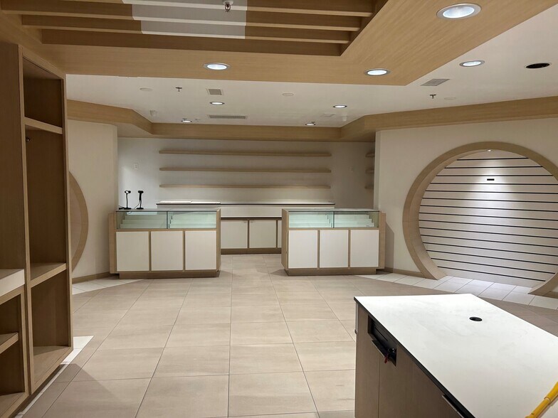 More Photos Of 42650 Melanie Pl, Palm Desert Loft Creative Space For Lease