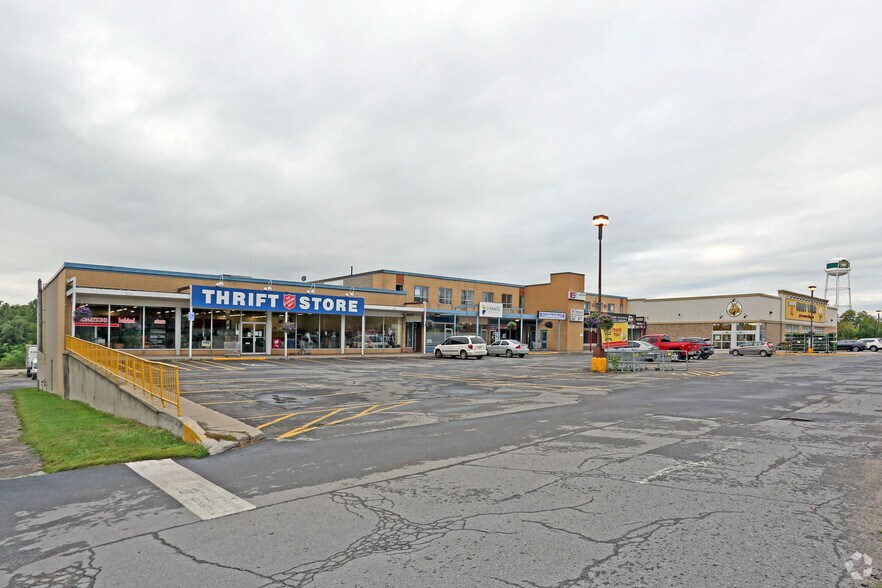 Primary Photo Of 18-49 Chambers St, Smiths Falls General Retail For Lease