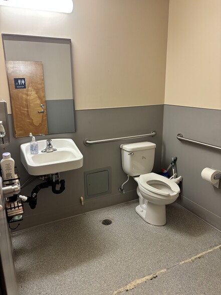 More Photos Of 877-967 NE Hogan Rd, Gresham Unknown For Lease