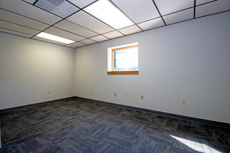 More Photos Of 390 E Wood St, Shreve Flex For Lease
