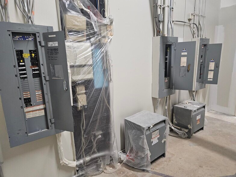 More Photos Of 2701-2709 Noblin Rd, Raleigh Light Distribution For Lease