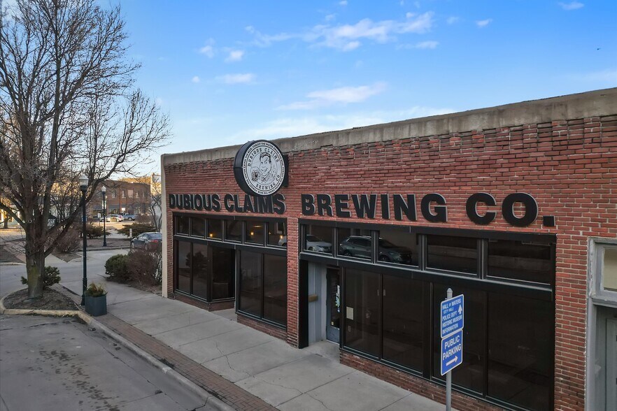 More Photos Of 451 S Thompson Ave, Excelsior Springs Bar For Sale