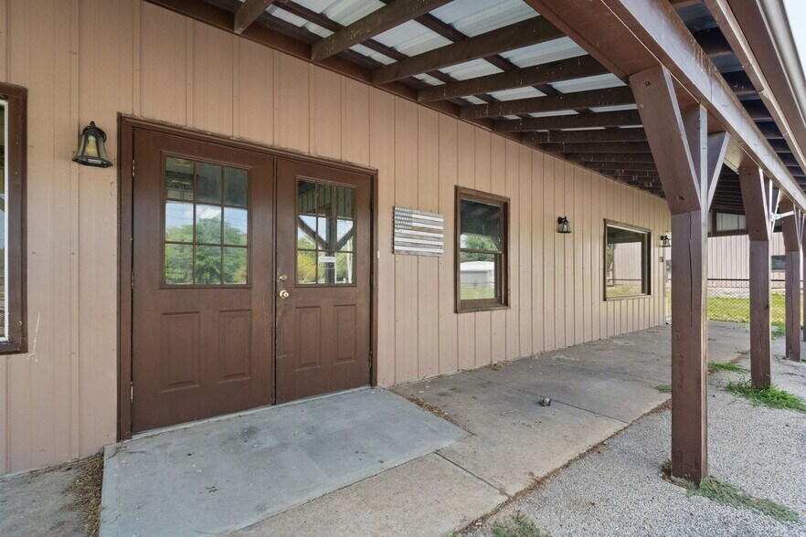 More Photos Of 756 Lakeshore Dr, Scottsburg Flex For Sale