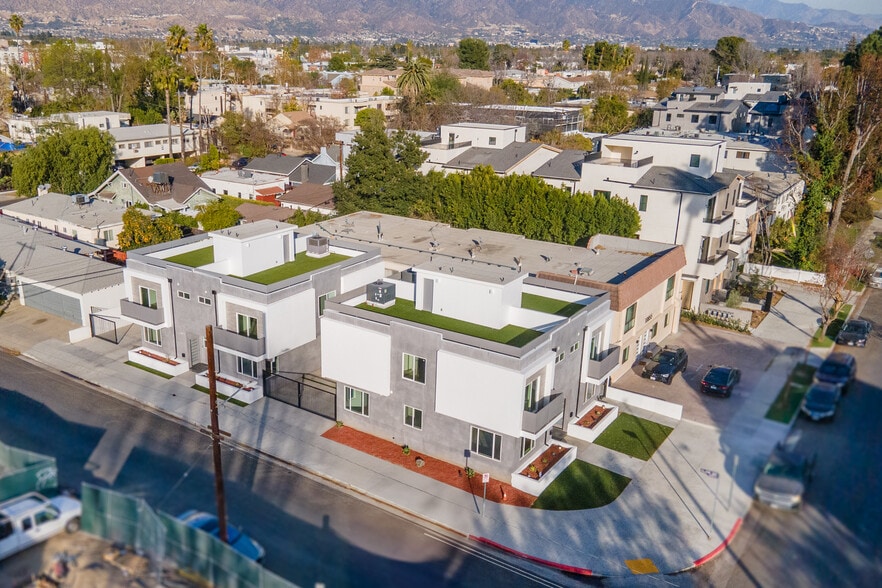 Primary Photo Of 10857 Morrison St, North Hollywood Apartments For Sale