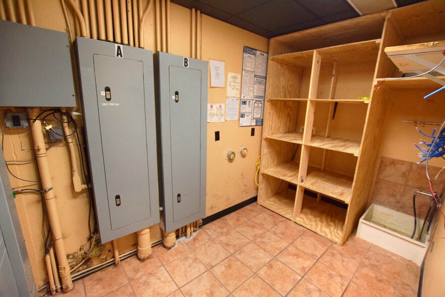 More Photos Of 1344-1358 E Bristol Rd, Burton Freestanding For Lease