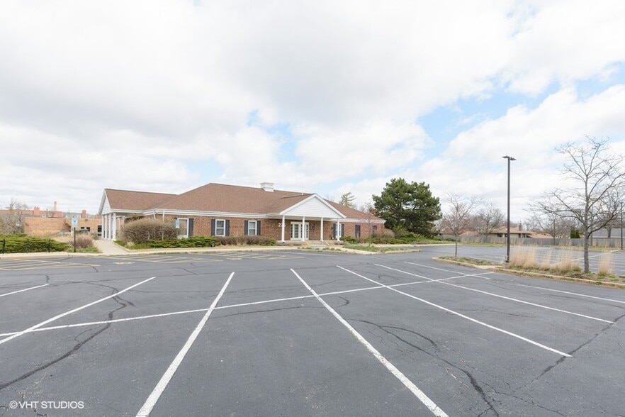 More Photos Of 275 S Roselle Rd, Schaumburg Bank For Sale