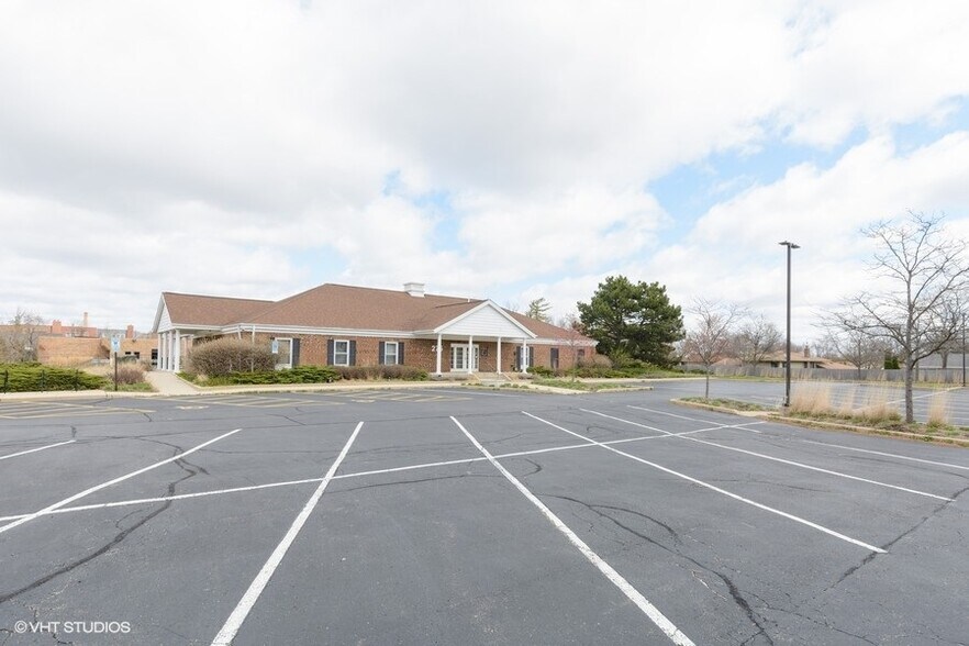 More Photos Of 275 S Roselle Rd, Schaumburg Bank For Sale